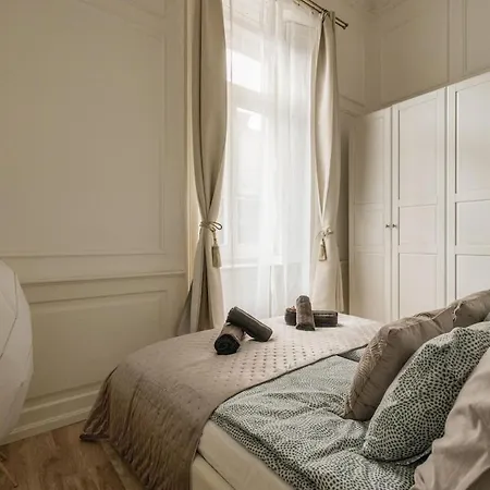 Noble Under Buda Castle With Ac * Budapeşte